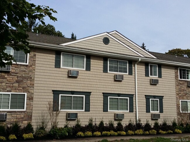 325 Brook Ave in Bay Shore, NY - Building Photo - Building Photo