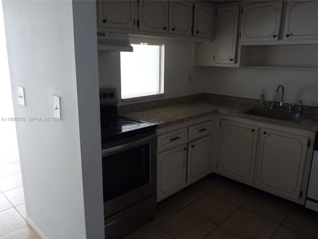 14525 N Kendall Dr in Miami, FL - Building Photo - Building Photo