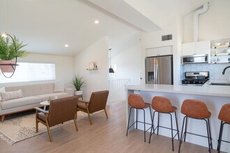 24 Park Ave in Venice, CA - Building Photo - Interior Photo