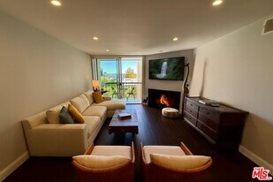 8530 Holloway Dr in West Hollywood, CA - Building Photo