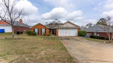 8031 Garrett Pines Dr in Columbus, GA - Building Photo - Building Photo