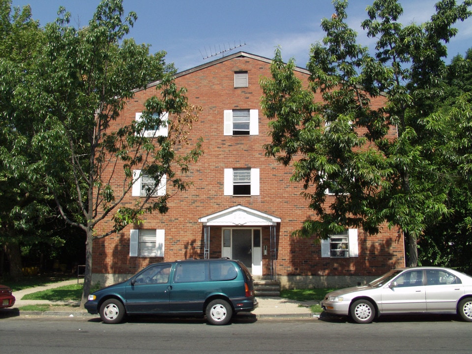 621 Brunswick Ave in Trenton, NJ - Building Photo