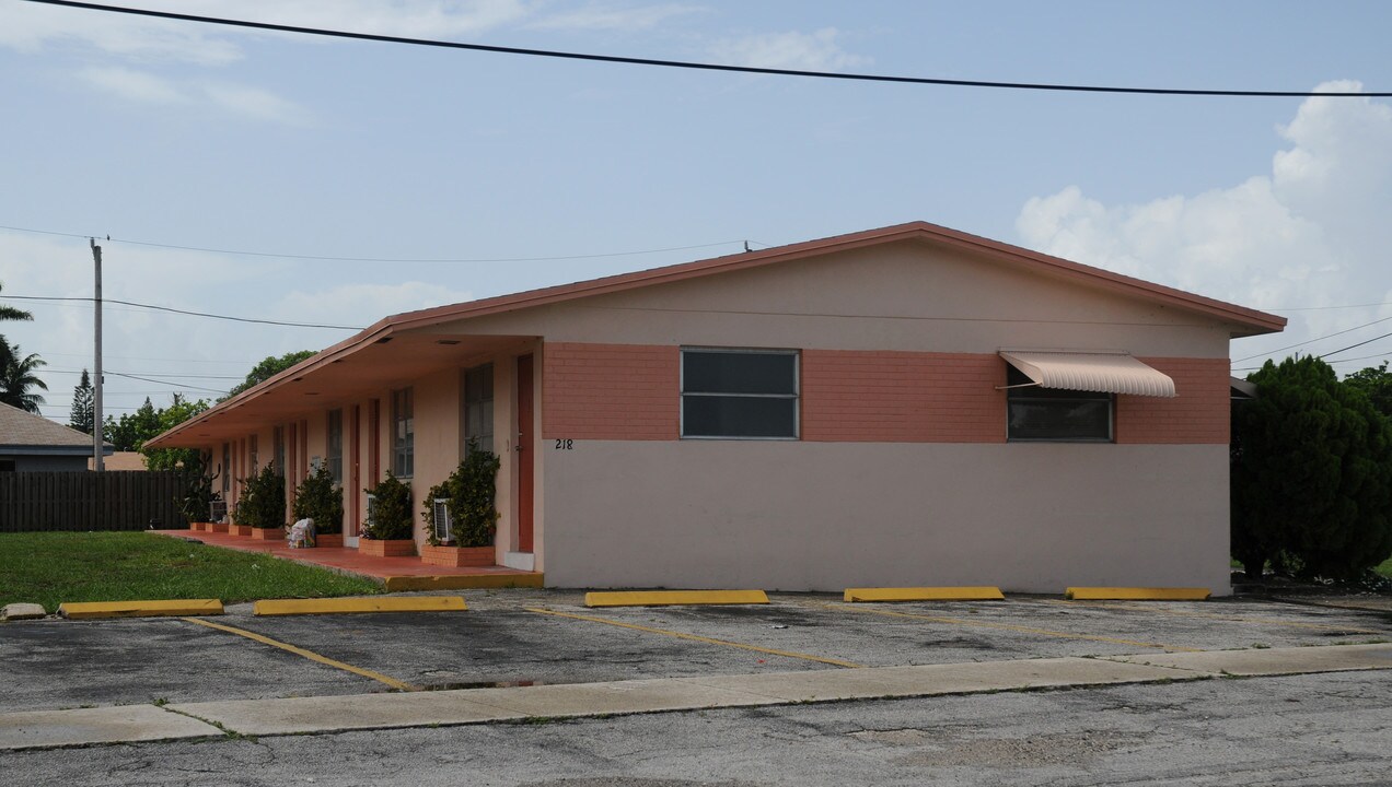 220 SE 7th St in Hallandale Beach, FL - Foto de edificio