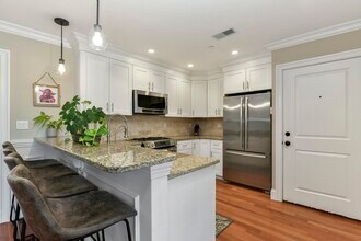 49 L St, Unit 5 in Boston, MA - Foto de edificio - Building Photo