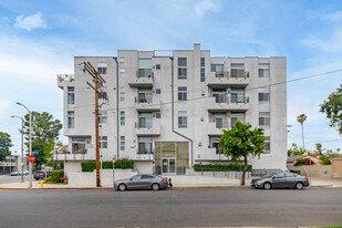 5605 Gentry Ave in Valley Village, CA - Foto de edificio - Building Photo