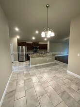 6110 NW McClellen St in Bentonville, AR - Foto de edificio - Building Photo