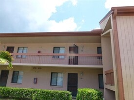 114 Lakeside Dr in Oldsmar, FL - Building Photo