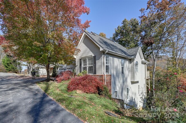 104 Nodding Ln in Asheville, NC - Foto de edificio - Building Photo