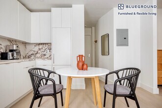 300 W 21st St in New York, NY - Building Photo - Building Photo