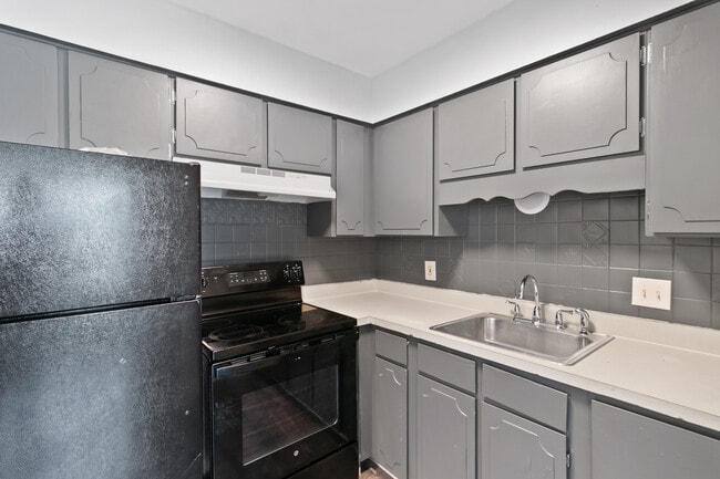 Potomac Village in Lansing, MI - Building Photo - Building Photo