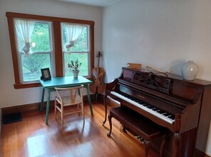 323 Pelham Rd in Amherst, MA - Building Photo - Building Photo