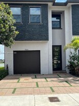 9106 NW 158th St in Miami Lakes, FL - Building Photo