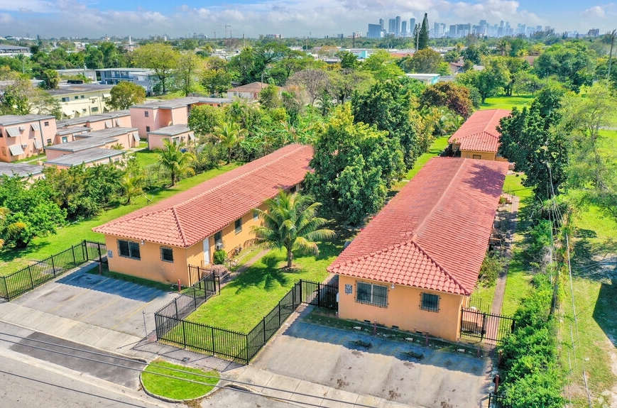 110 NW 77th St in Miami, FL - Foto de edificio