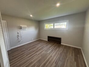 64 Devon Rd, Unit 1 in Bethpage, NY - Foto de edificio - Building Photo