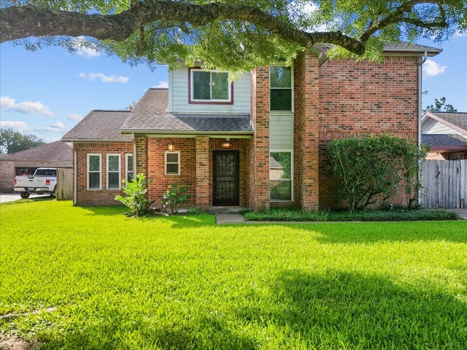 1016 Glenshannon Ave in Friendswood, TX - Building Photo