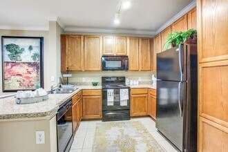 10221 Centrepark Dr in Houston, TX - Building Photo - Building Photo