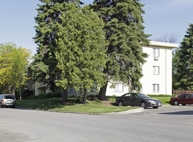 Imperial Heights Apartments in West St. Paul, MN - Building Photo - Building Photo