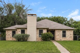 1330 Heather Run Dr in Duncanville, TX - Building Photo