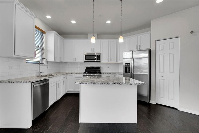 29W710 Everton Dr in Warrenville, IL - Building Photo - Building Photo