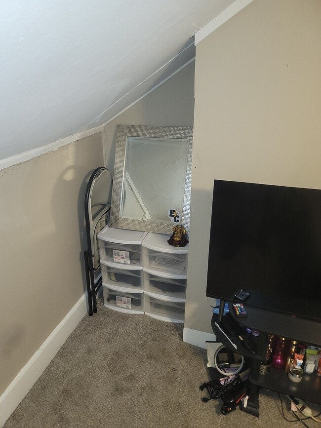 232 Elm St, Unit Apt 4 in Holyoke, MA - Building Photo - Building Photo