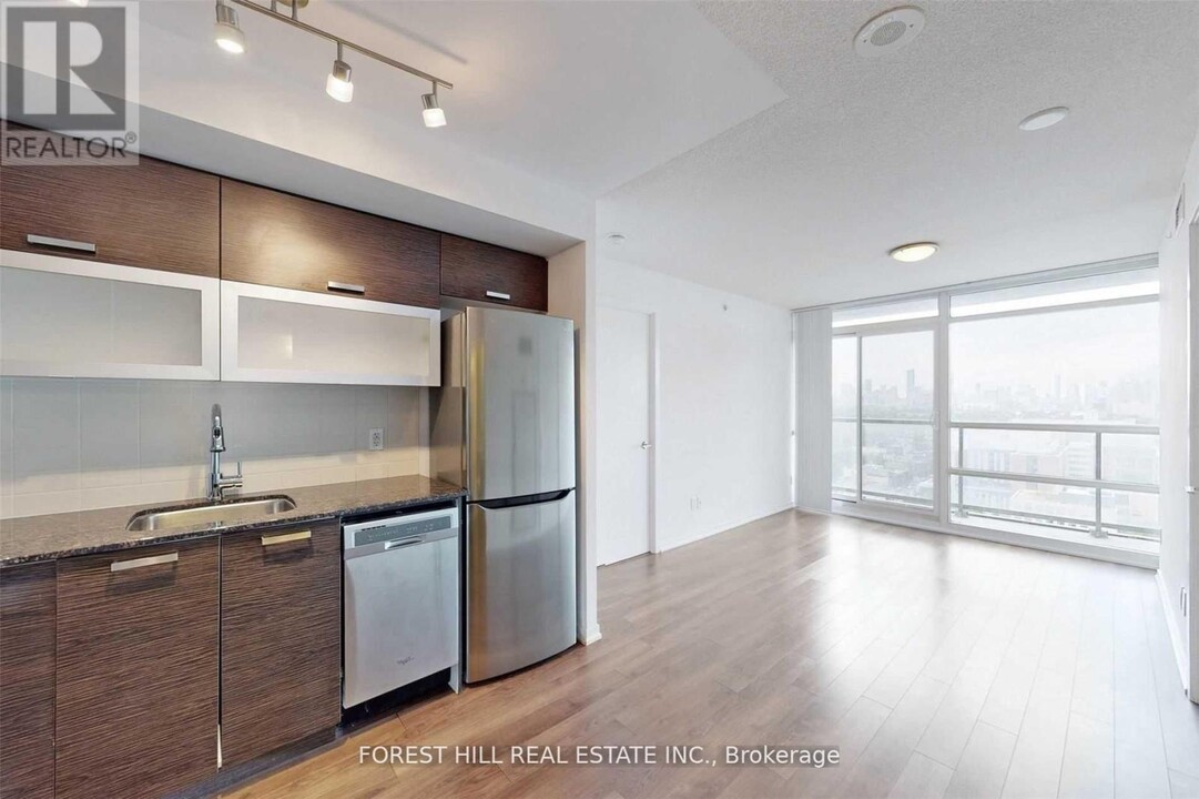 68-LPH68 Abell St in Toronto, ON - Building Photo