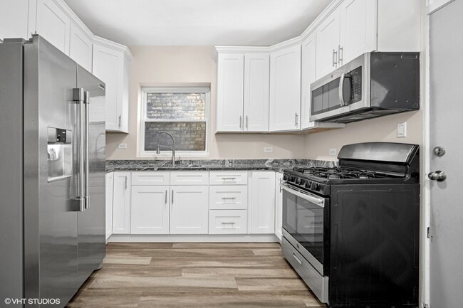 property at 4831 W Roscoe St