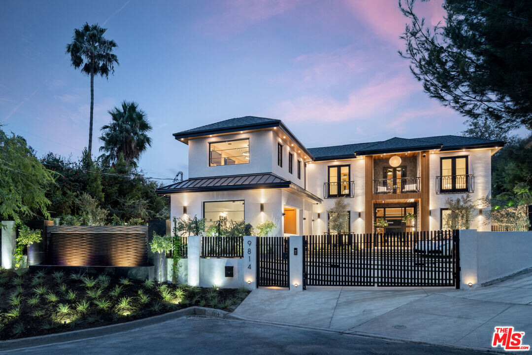 9814 Curwood Pl in Beverly Hills, CA - Foto de edificio