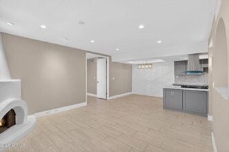 7557 N Dreamy Draw Dr in Phoenix, AZ - Building Photo - Building Photo