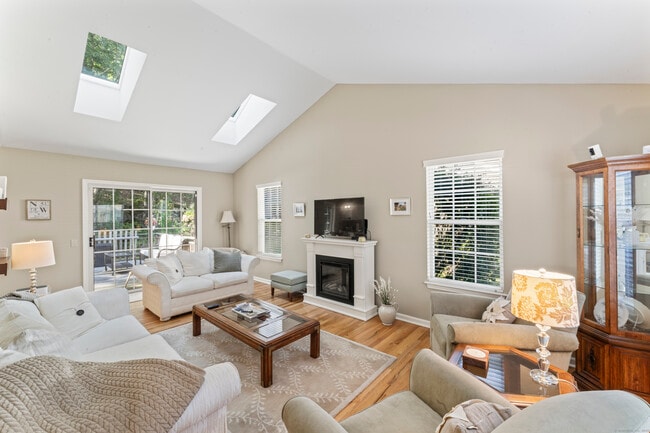 12 Echo Pond Rd in Monroe, CT - Building Photo - Building Photo