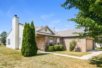 5768 N Peppereel Way in McCordsville, IN - Foto de edificio - Building Photo