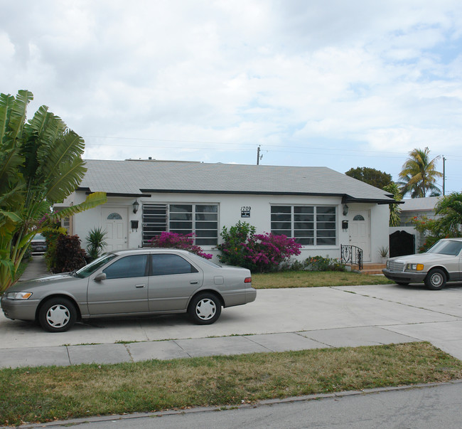 1709 Dewey St in Hollywood, FL - Building Photo - Building Photo