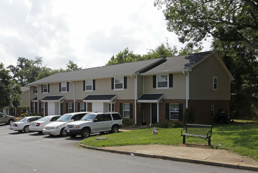 Bon Aire Apartments in Landrum, SC - Building Photo