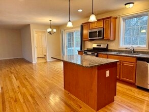 27 Nesenkeag Dr in Litchfield, NH - Building Photo - Building Photo