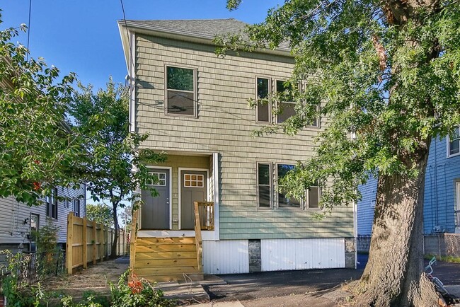27 1st St, Unit 1 in Medford, MA - Foto de edificio - Building Photo