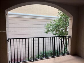 17125 N Bay Rd in Sunny Isles Beach, FL - Foto de edificio - Building Photo