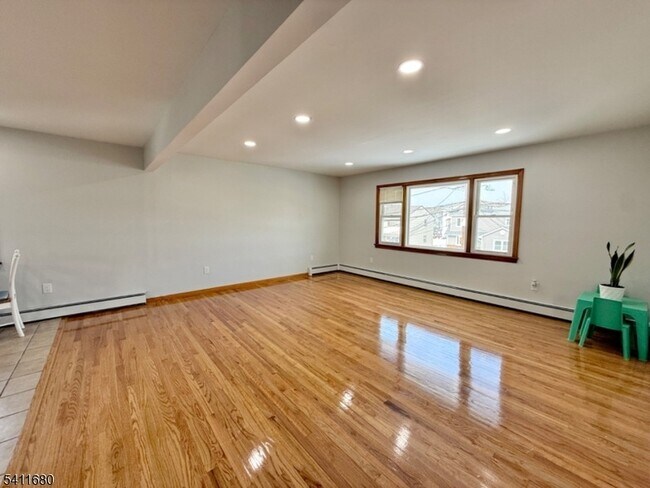 30 Cottage Pl in Garfield, NJ - Foto de edificio - Building Photo