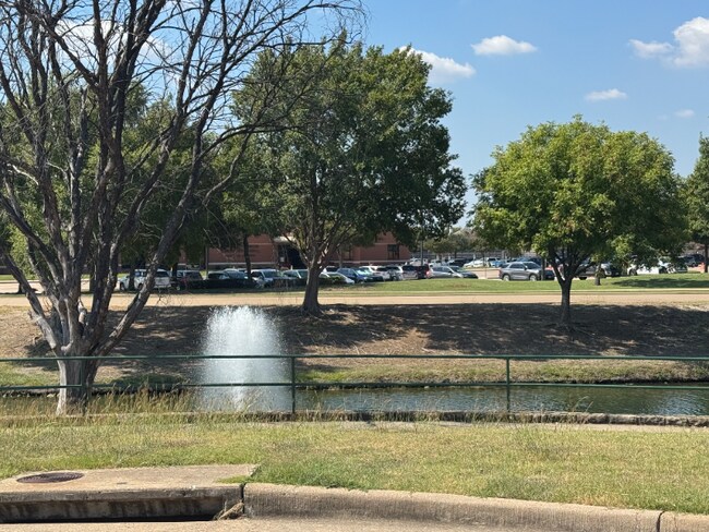 903 Redbud Dr in Allen, TX - Foto de edificio - Building Photo