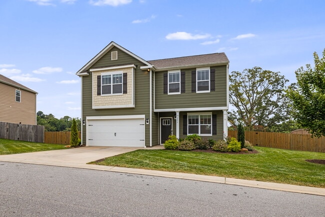 206 Marathon Ln in Candler, NC - Building Photo - Building Photo