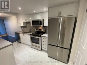 77 Maitland Pl in Toronto, ON - Building Photo - Building Photo