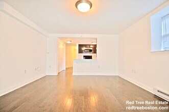 457 Centre St, Unit A in Newton, MA - Foto de edificio - Building Photo