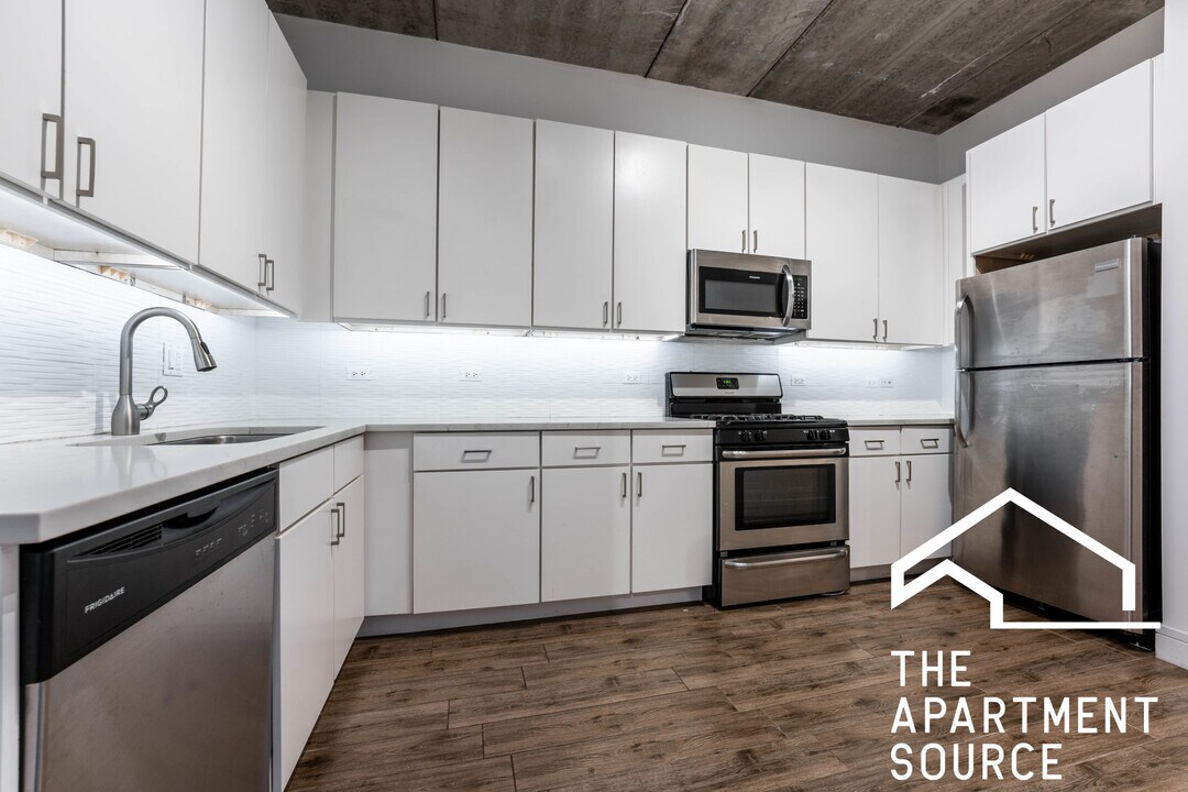 2944 N Halsted St in Chicago, IL - Building Photo