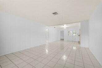 117 SW 4 Ave in Hallandale Beach, FL - Building Photo - Building Photo