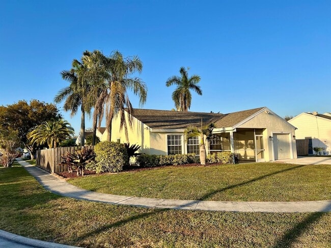 7787 Ridgewood Dr in Greenacres, FL - Foto de edificio - Building Photo