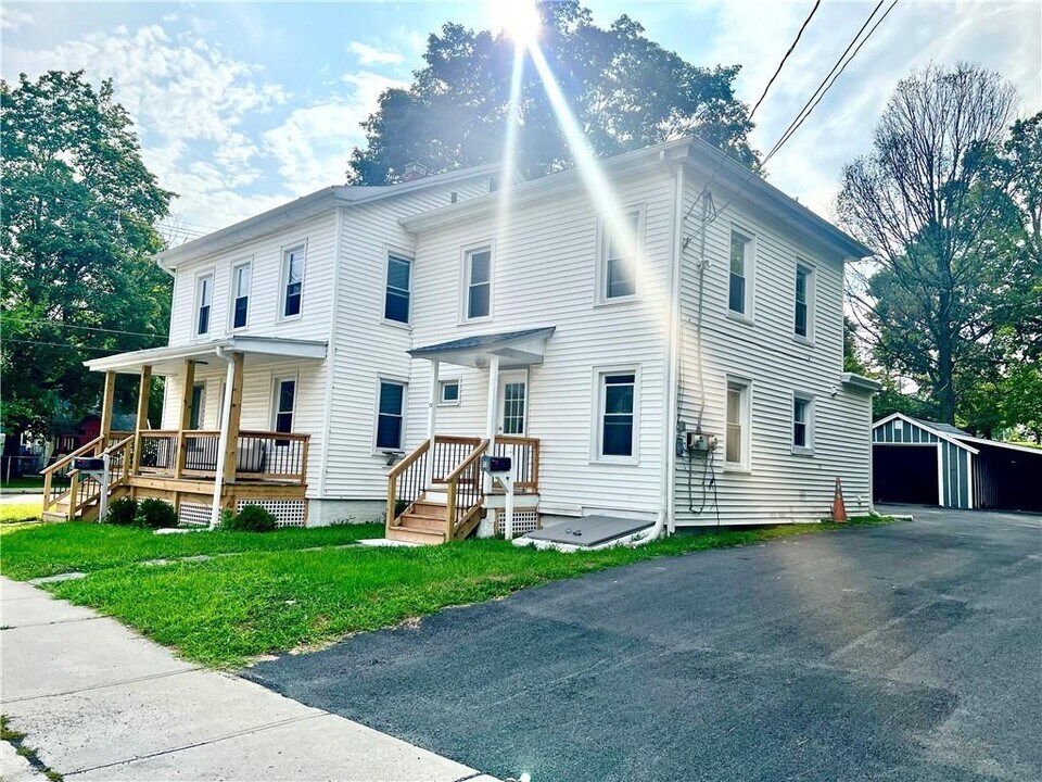 13 Spring St in Middletown, NY - Building Photo