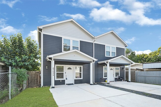 6703 St Augustine St in Houston, TX - Foto de edificio - Building Photo