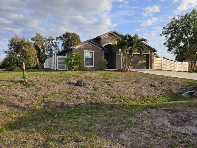 807 Lystra Ave in Ft. Myers, FL - Foto de edificio - Building Photo