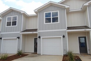 323 Callie Dr in Crestview, FL - Building Photo