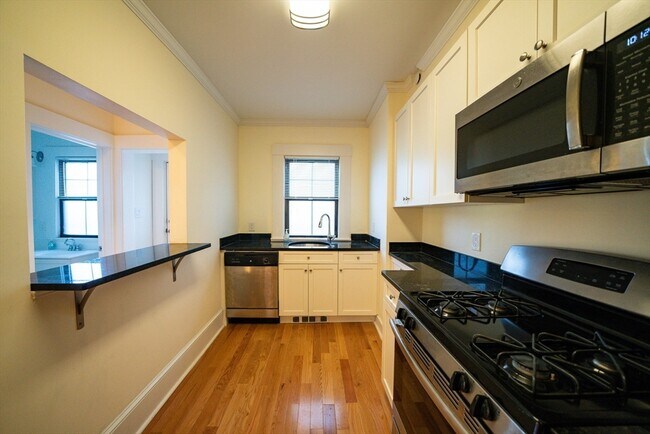 219 Commonwealth Ave in Newton, MA - Building Photo - Building Photo