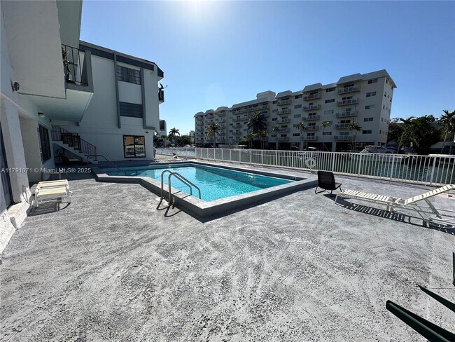 3582 NE 171 St in Sunny Isles Beach, FL - Building Photo - Building Photo