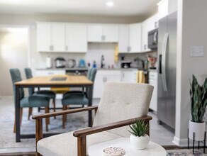 4523 W Montague Ave, Unit Room 1 in North Charleston, SC - Foto de edificio - Building Photo